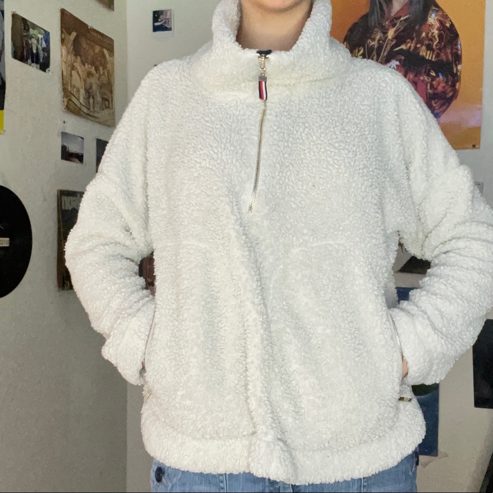 Tommy Hilfiger LG white fluffy jacket